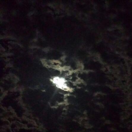 La luna è bianca, misteriosa, attraente: l’astro più caro all’umanità