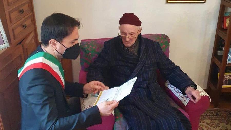 Il sindaco Fabio Lai con l'ex primo cittadino Giuseppe Deligia