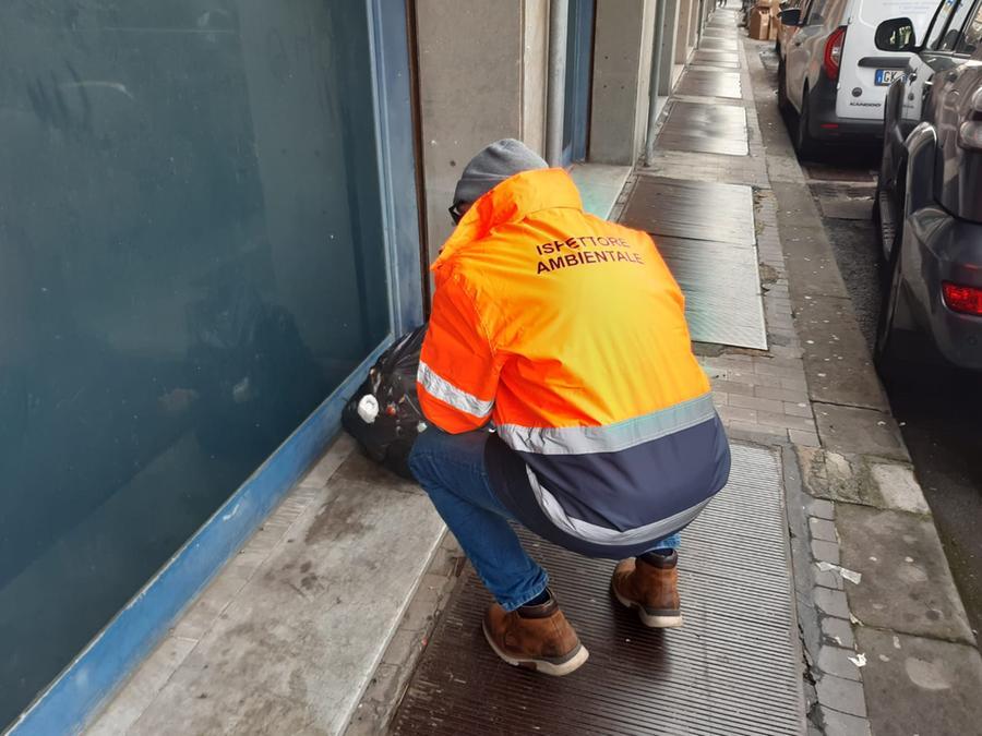 Livorno, 12 sanzioni agli incivili del rifiuto selvaggio