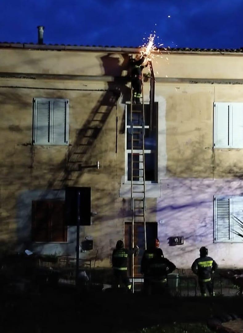 
	I vigili del fuoco impegnati nell'intervento

