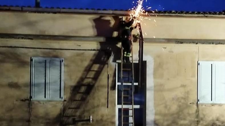 I vigili del fuoco impegnati nell'intervento