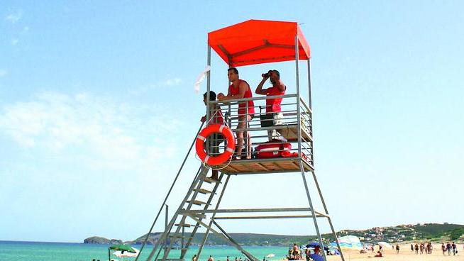 Emergenza, in lidi e spiagge libere i bagnini sono sempre di meno