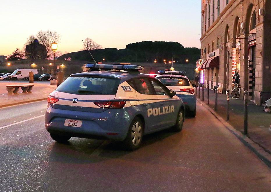 Due volanti della polizia di Stato nella zona di piazza della Repubblica