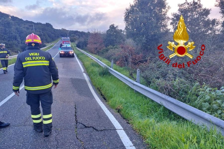 Cede l’asfalto sulla provinciale tra Busachi e Samugheo: strada chiusa al traffico
