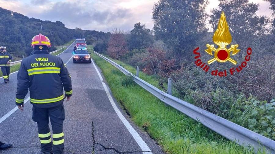 Cede l’asfalto sulla provinciale tra Busachi e Samugheo: strada chiusa al traffico