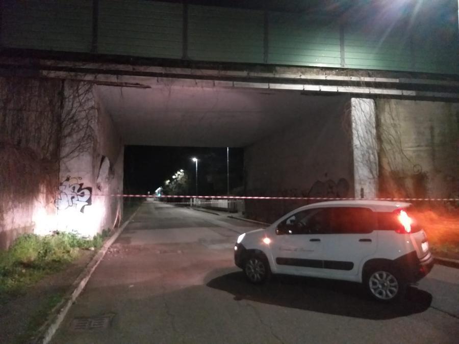 Giù pezzi di cemento del copriferro, a Livorno chiuso sottopasso di via della Padula