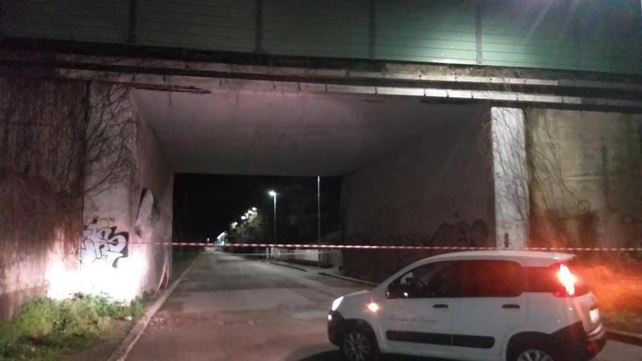 Giù pezzi di cemento del copriferro, a Livorno chiuso sottopasso di via della Padula