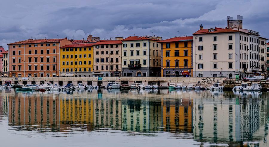Livorno, riflessi e colori sugli scali Novi Lena di Marc Saylon