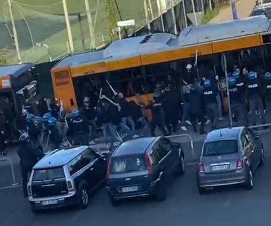 Livorno, anche ultrà tedeschi con i massesi nella guerriglia alle Sorgenti – Video