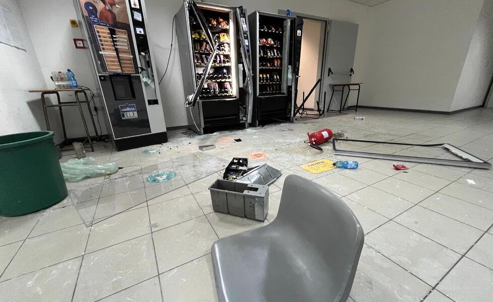 Ladri-vandali nelle scuole, all’Ipsia di Pontedera stop alle lezioni