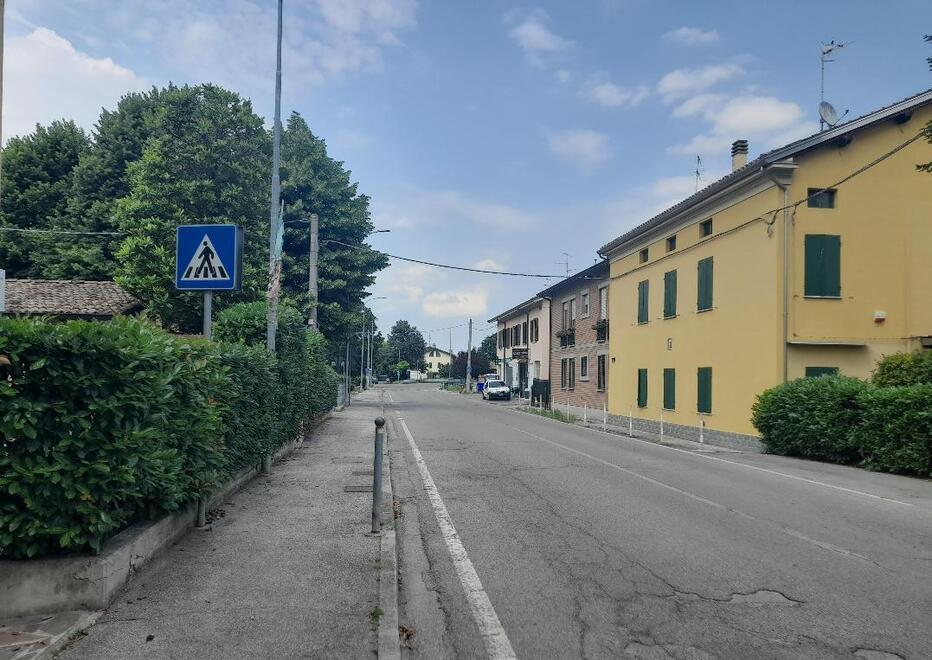 Ruba il telefono a un ragazzino poi prende a pugni la madre