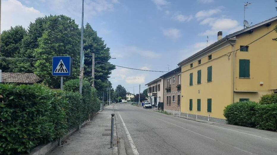 Ruba il telefono a un ragazzino poi prende a pugni la madre
