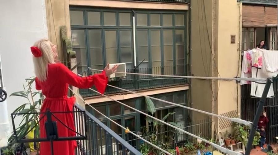 Grosseto, dai balconi alla Sagrada Familia: la voce di Cinzia incanta la Spagna