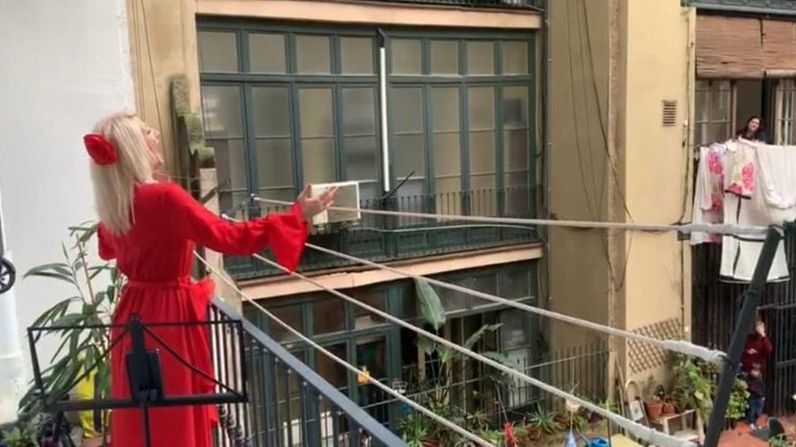 Grosseto, dai balconi alla Sagrada Familia: la voce di Cinzia incanta la Spagna