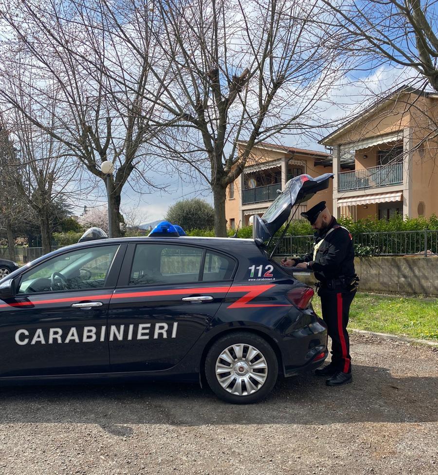 Chiede aiuto a un 80enne e gli strappa la catenina, denunciato
