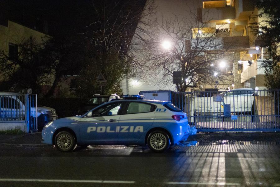 Modena: grida, botte e paura al Lambda. Un uomo colpito con l’estintore