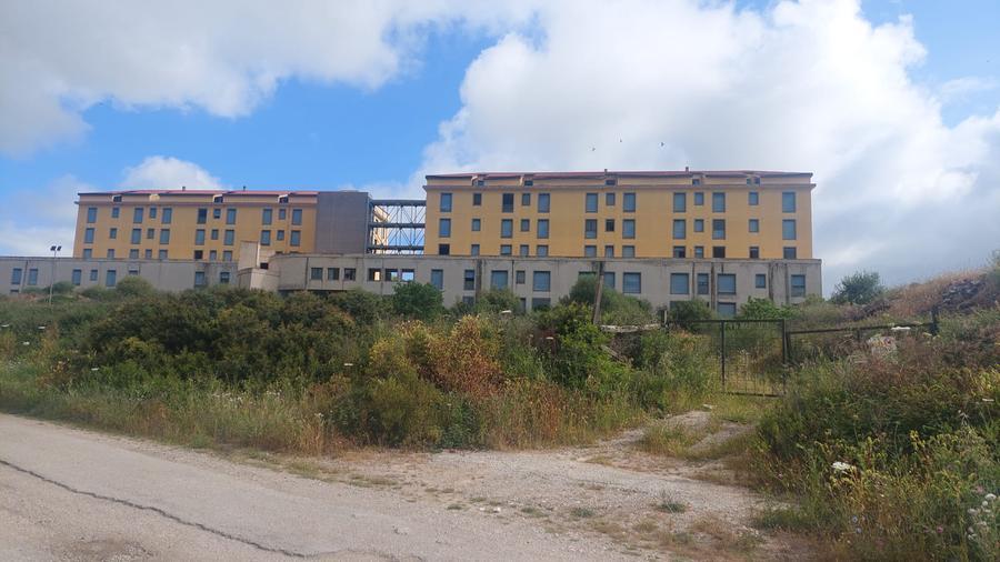 Olmedo, asta deserta per la maxi Rsa abbandonata alla periferia del paese