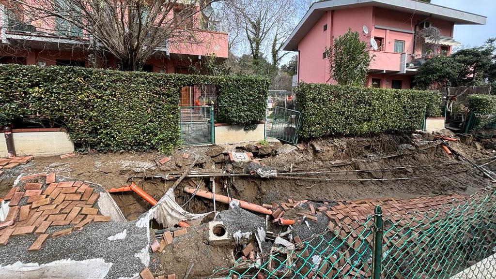gli effetti dello smottamento avvenuto in via delle Eriche