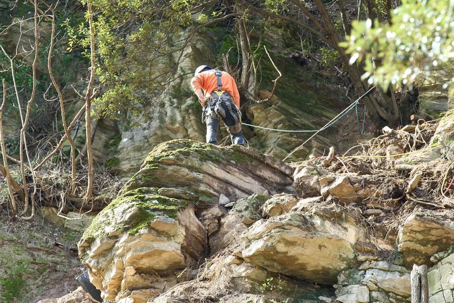 
	Operai al lavoro per mettere in sicurezza le rocce sulla 325 all'altezza di Camino (foto Juri Autovino)


