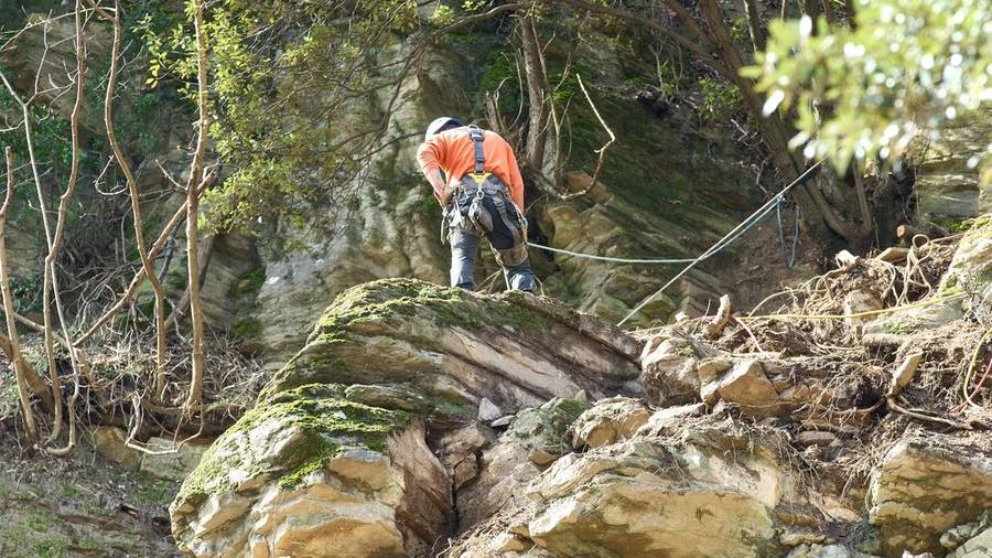 Operai al lavoro per mettere in sicurezza le rocce sulla 325 all'altezza di Camino (foto Juri Autovino)