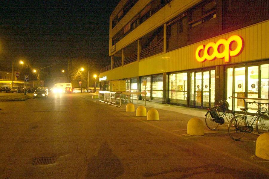 Modena, si presenta alla cassa con un coltello e scappa dal supermarket con la spesa