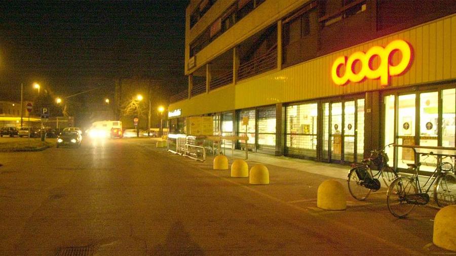 Modena, si presenta alla cassa con un coltello e scappa dal supermarket con la spesa