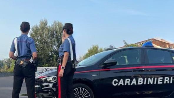 Le rompe il mignolo e le perfora il timpano, allontanato un 34enne