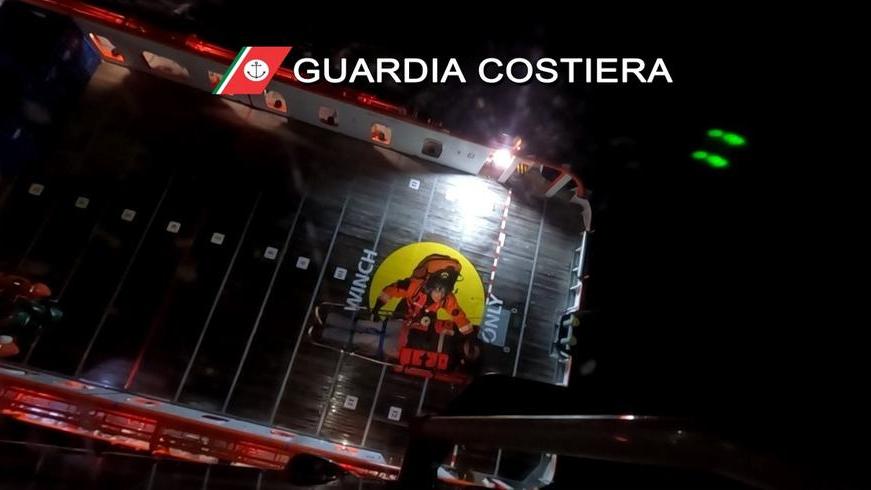 Livorno: malore a bordo, intervento salvavita dell’elicottero della guardia costiera