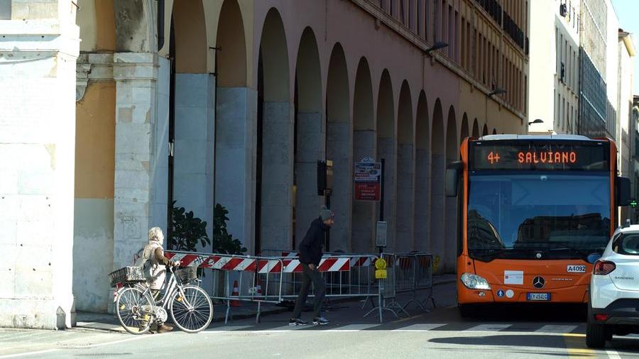Livorno, negozi senza luce: Enel riduce l’orario dei lavori previsti in via Grande