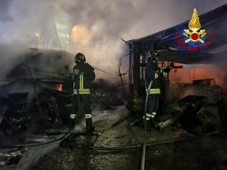 Ilbono, incendio in un deposito di materiali edili