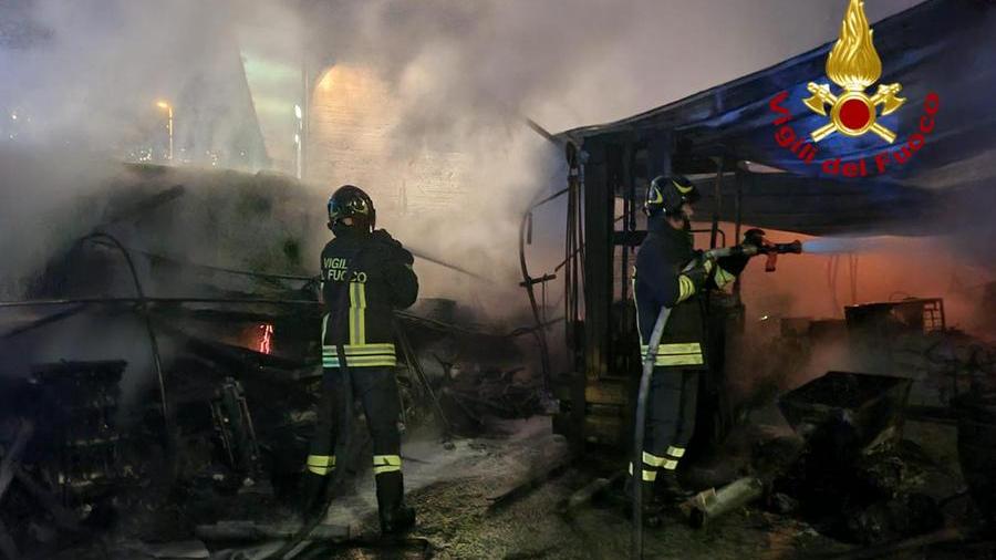 Ilbono, incendio in un deposito di materiali edili