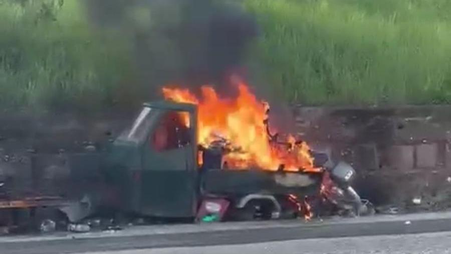 Bosa, distrutta dal fuoco una motocarrozzella Ape