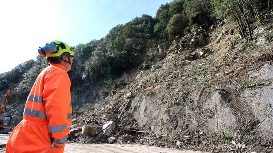 La frana sulla strada 325 (Foto Autovino)