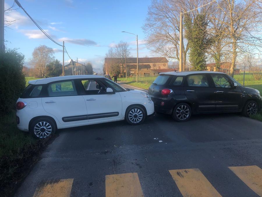 I ladri bloccano le strade con auto rubate per assaltare un’azienda di Reggio Emilia