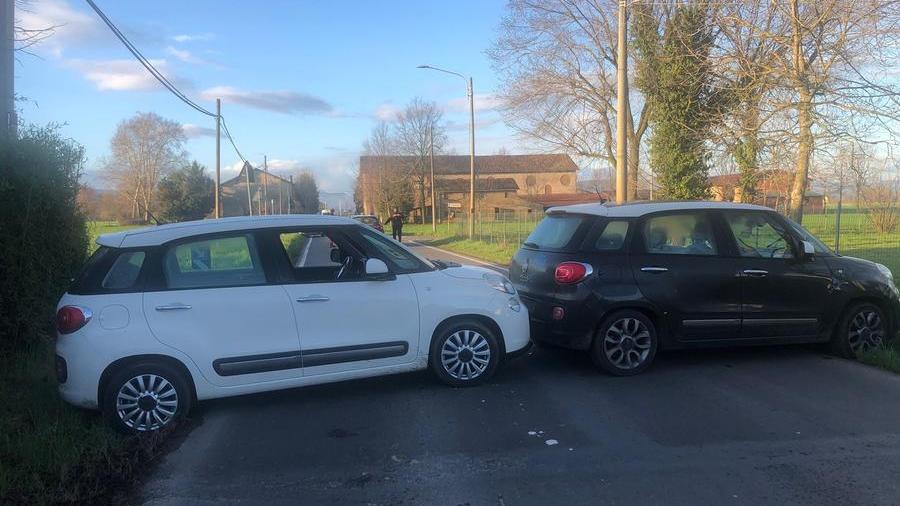 I ladri bloccano le strade con auto rubate per assaltare un’azienda di Reggio Emilia