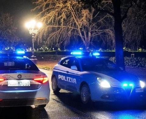 Due equipaggi della squadra volante dell’Ufficio prevenzione generale e soccorso pubblico della polizia di Stato impegnate in un controllo (foto d’archivio)