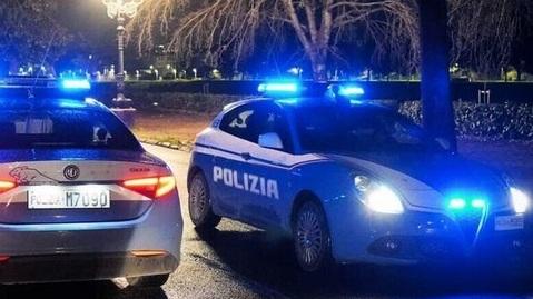Due equipaggi della squadra volante dell’Ufficio prevenzione generale e soccorso pubblico della polizia di Stato impegnate in un controllo (foto d’archivio)
