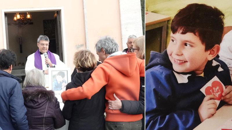 Un momento di preghiera ieri a Pitigliano e il piccolo Giacomo