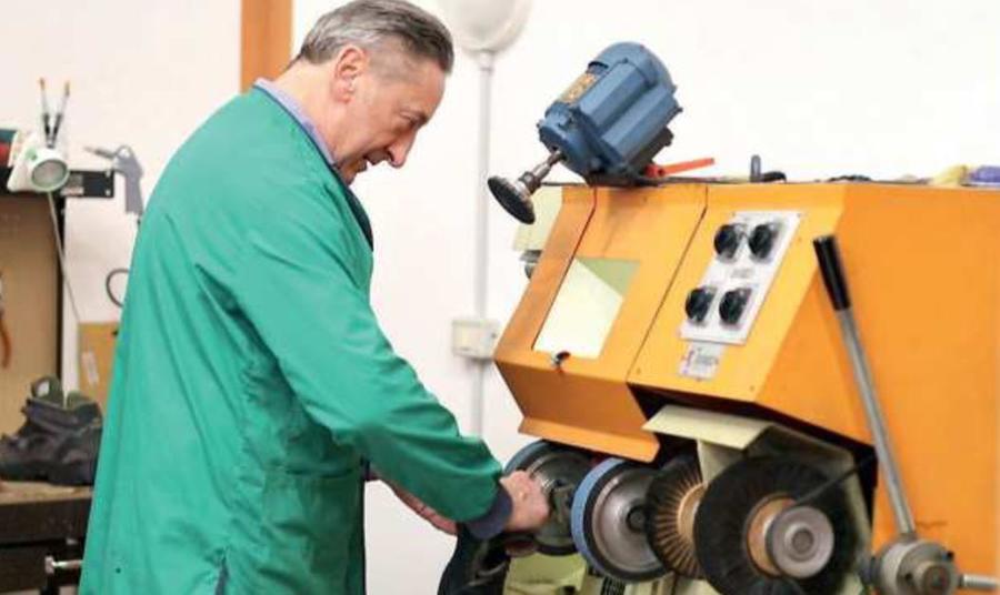 Cento, a 56 anni riapre la sua bottega: «Torno a fare il calzolaio»