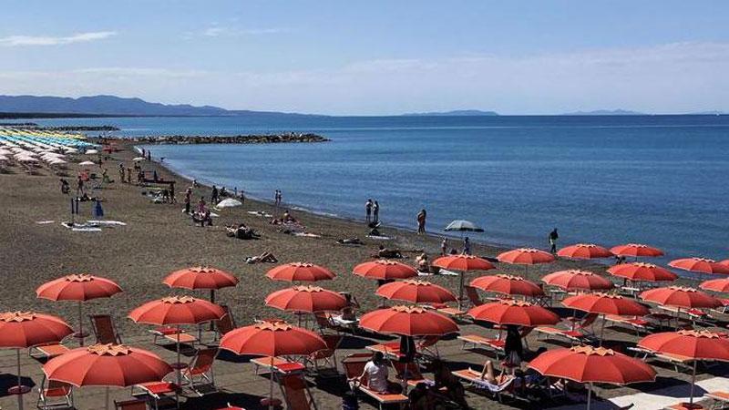 Cecina, i balneari preparano le sdraio tra sos spiagge e spettro aste