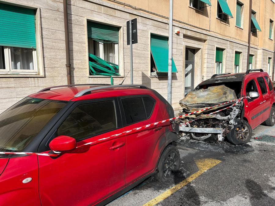 Livorno, a fuoco un’auto in via Del Fantasia