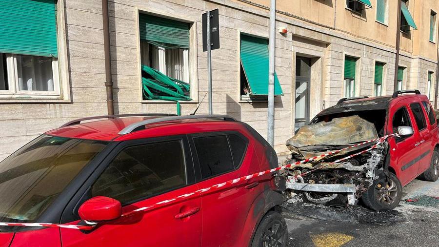 Livorno, a fuoco un’auto in via Del Fantasia