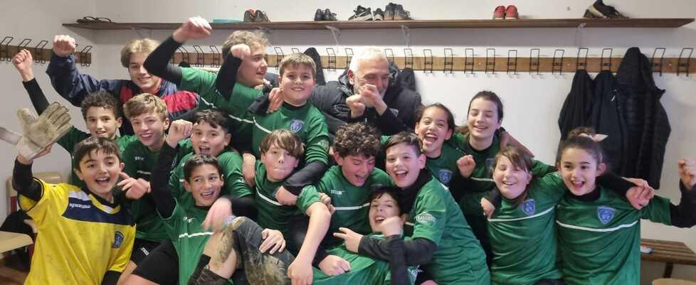 Il gruppo dei baby calciatori del Corazzano nello spogliatoio