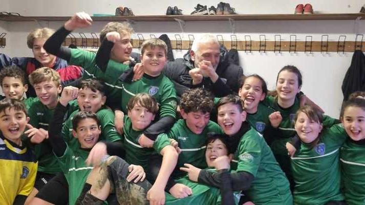 Il gruppo dei baby calciatori del Corazzano nello spogliatoio