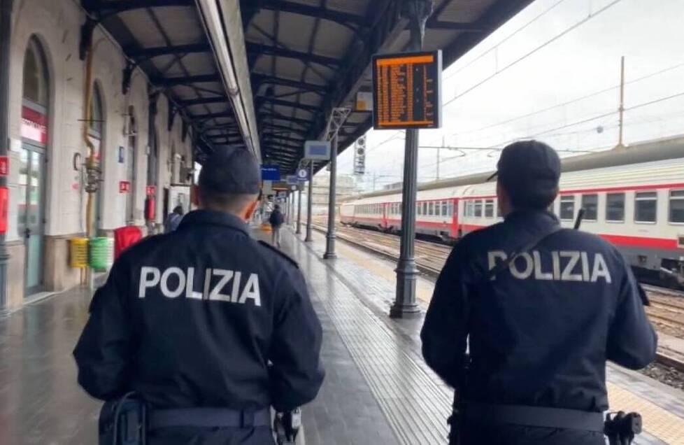 Sono stati gli agenti della Polfer a fermare il truffatore per un controllo alla stazione di Pistoia