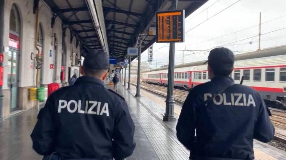 Sono stati gli agenti della Polfer a fermare il truffatore per un controllo alla stazione di Pistoia