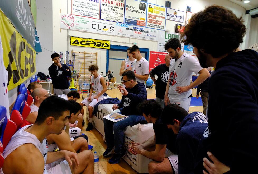 Un timeout di coach Andrea Da Prato durante la partita contro Saronno (foto Michele Falorni/Silvi)