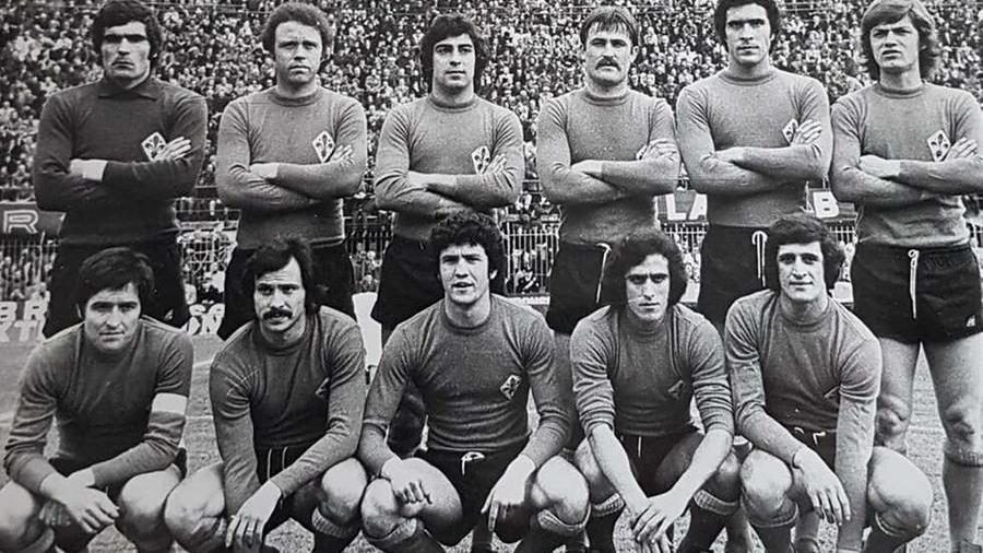 Pellegrini (secondo da sinistra accosciato) nella Fiorentina del 1974 che vinse la Coppa Italia
