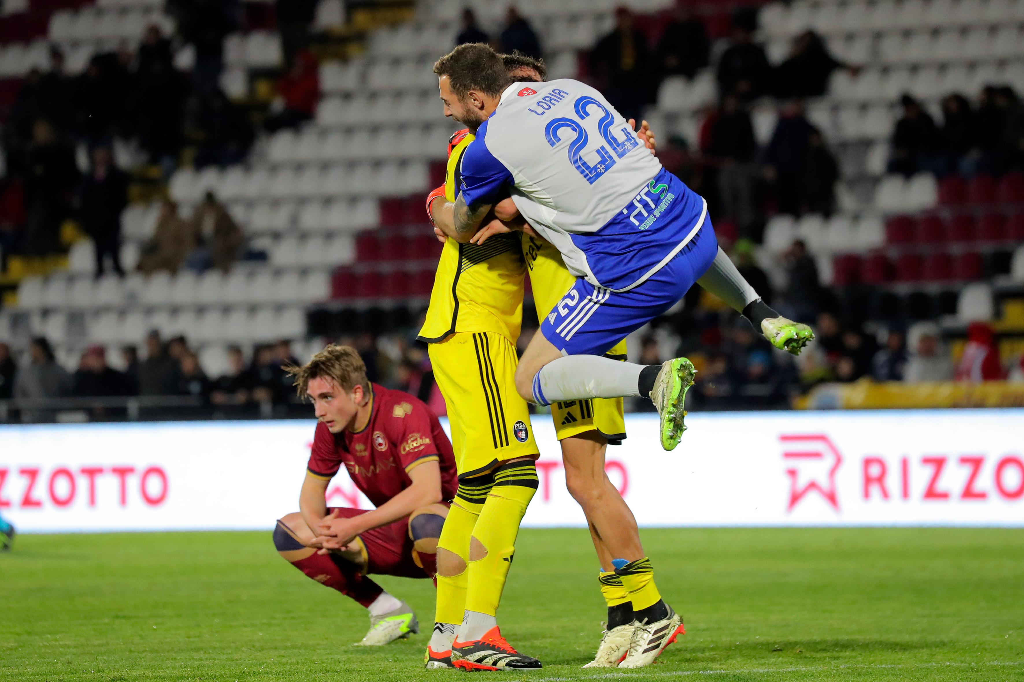 Leonardo Loria portiere nerazzurro festeggia la vittoria di Cittadella (dove è rimasto imbattuto) saltando letteralmente addosso a Barbieri e Canestrelli