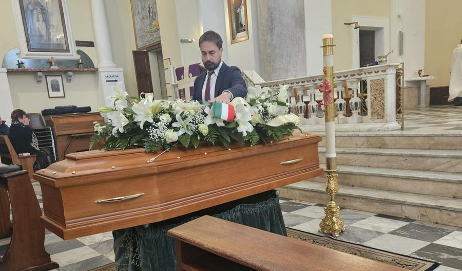 
	Il primo cittadino Fabio Lai depone la fascia tricolore sulla bara di Giuseppe Deligia

